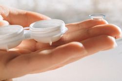 Chàng trai mù một mắt do bất cẩn khi ngủ