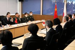 Nhật Bản-Trung Quốc nhất trí tạo thuận lợi cho liên lạc quốc phòng