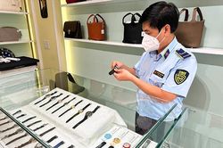 Đà Nẵng: Kiểm tra 9 cửa hàng, tạm giữ gần 200 sản phẩm nghi giả mạo nhãn hiệu thời trang nổi tiếng