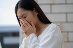 Nhận được 201 triệu từ bạn thời đại học của chồng, mắt tôi ướt nhòe