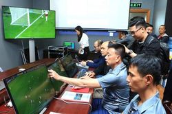 'Vua sân cỏ' làm quen với VAR
