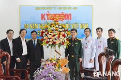 Thăm, chúc mừng cơ sở y tế nhân Ngày Thầy thuốc Việt Nam