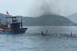 Tàu cá chìm trên biển, 2 ngư dân bơi được vào bờ, 1 người mất tích