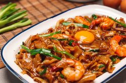 Cách làm phở xào 'Mặt Trăng' của Singapore