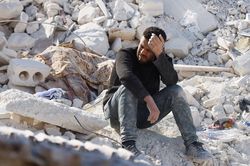 Những người Syria tự bới xác người thân sau động đất