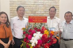 Phó Chủ tịch UBND TPHCM Dương Anh Đức thăm các thầy thuốc nhân Ngày Thầy thuốc Việt Nam