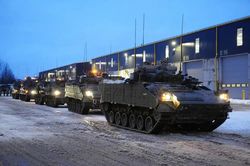 Một năm xung đột Nga - Ukraine: Cuộc chiến tiếp viện từ lều đến xe tăng