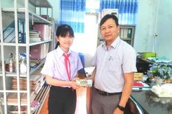 Tuyên dương nữ học sinh lớp 7 trả lại tài sản cho người đánh rơi