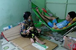 Em Lê Hoàng Kha được về quê chạy thận cùng cha