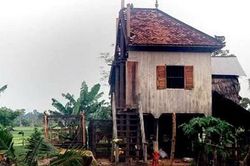 Chia tài sản hậu ly hôn: Người cắt đôi nhà, kẻ đòi phân việc nuôi chó