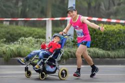 Người cha đồng hành cùng con trai bại não tham gia 56 cuộc thi marathon