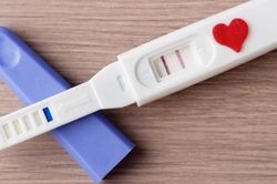 Trẻ vị thành niên mang thai, cha mẹ xử trí thế nào?