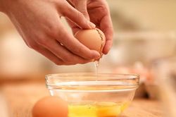 Trứng gà: Giá trị khác nhau của lòng trắng và lòng đỏ, các cách tách lòng đỏ trứng gà nhanh và đẹp nhất