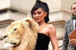 Sao nữ vừa 'truất ngôi' Kylie Jenner khỏi danh hiệu 'Nữ hoàng Instagram' là ai?