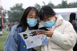 Cuộc chiến việc làm quá căng, sinh viên Trung Quốc sẵn sàng chi hàng chục triệu cho dịch vụ này