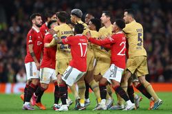 Cầu thủ Barca nổi giận với hành động của Bruno Fernandes