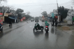 Xe tải suýt đâm vào nhóm học sinh vì né xe máy dừng giữa đường
