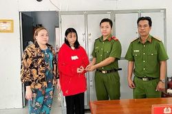 Chiến sĩ công an trao trả lại chiếc lắc tay nhặt được của học sinh lớp 8