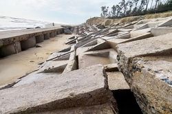 Sóng biển xâm thực, 'nuốt' hàng trăm mét kè Tam Thanh