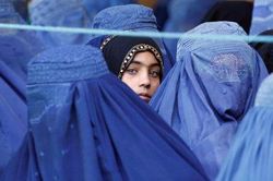 Tình cảnh phụ nữ Afghanistan: Phải tổ chức lớp học tại nhà, quy định trang phục hà khắc, công viên cũng không được 'bén mảng'