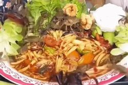 Hết gỏi tép nhảy, Thái Lan còn có món gỏi cua bò ngổn ngang thách thức sự can đảm của thực khách