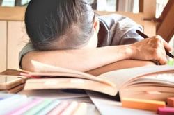 'Không được dùng bất cứ hình thức nào để ép buộc gia đình học sinh và học sinh học thêm'