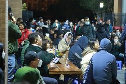 Hà Nội: Xếp hàng từ nửa đêm chờ mua hồ sơ vào lớp 1