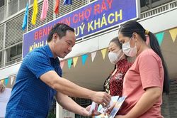Thăm hỏi và trao tiền hỗ trợ cho công nhân bị tai nạn lao động