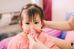 Chăm sóc trẻ bị viêm phổi tại nhà cần lưu ý gì?