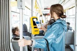 Thành phố Hồ Chí Minh mở rộng dự án thí điểm thanh toán chạm trên 1.000 xe buýt