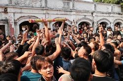 Tục truyền 'giằng bông sinh quý tử', trai làng náo nức tìm… vận hên