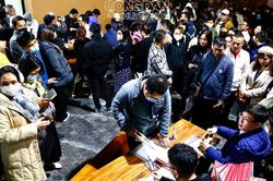Phụ huynh Hà Nội xếp hàng từ chiều đến đêm mua hồ sơ vào lớp 1 cho con