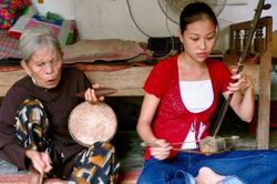 Học trò ưu tú của cố nghệ nhân Hà Thị Cầu miệt mài giữ gìn nghệ thuật hát xẩm