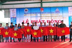 Các đơn vị ra quân làm sạch biển