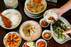 Khi người trẻ quay về với… 'cơm nhà'