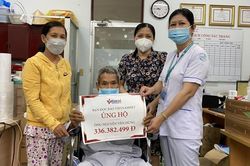 Nhận được tiền ủng hộ, vợ chồng nghèo vội san sẻ cho các hoàn cảnh khác