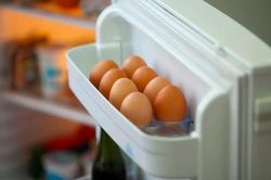Lý do không nên bảo quản trứng ở cánh cửa tủ lạnh