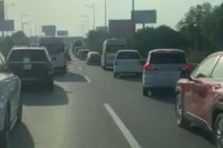 Hai hàng ô tô răm rắp nhường đường xe cứu thương trên cao tốc Long Thành - Dầu Giây