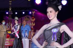 Cuộc thi hoa hậu độc lạ: Thí sinh thoa kem trắng toát, BTC trao cúp 'đụng trần nhà'