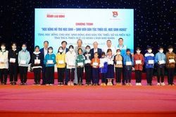Chính trị - Xã hội Theo dòng thời sự Nhiều phần quà đến với học sinh và người dân có hoàn cảnh khó khăn
