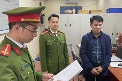 Lập khống hồ sơ gỗ, Trạm trưởng kiểm lâm và 2 Phó Chủ tịch xã bị khởi tố