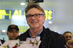 HLV Troussier đến Việt Nam ký hợp đồng