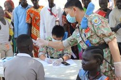 Bác sĩ 'mũ nồi xanh' Việt Nam khám bệnh miễn phí cho người dân ở Bentiu, Nam Sudan
