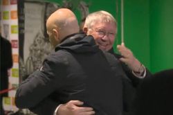 Ten Hag mời Sir Alex vào ăn mừng trong phòng thay đồ MU