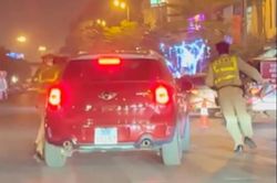 Vi phạm nồng độ cồn, tài xế Mini Cooper lao thẳng vào CSGT