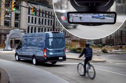 Ford trang bị gương chiếu hậu kỹ thuật số bên trong xe Transit