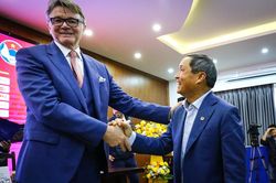 HLV Mai Đức Chung chúc mừng ông Troussier