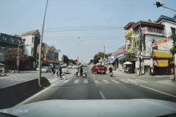 Tránh xe máy sang đường, tài xế ôtô gây tai nạn ngay giao lộ