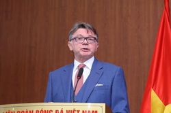 Ông Philippe Troussier chính thức ký hợp đồng HLV tuyển bóng đá quốc gia Việt Nam