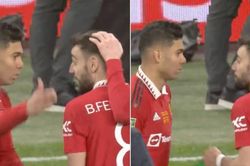 Đang ăn mừng, Bruno bị Casemiro gọi ra 'chất vấn', Sancho phải chữa thẹn cho đội trưởng MU